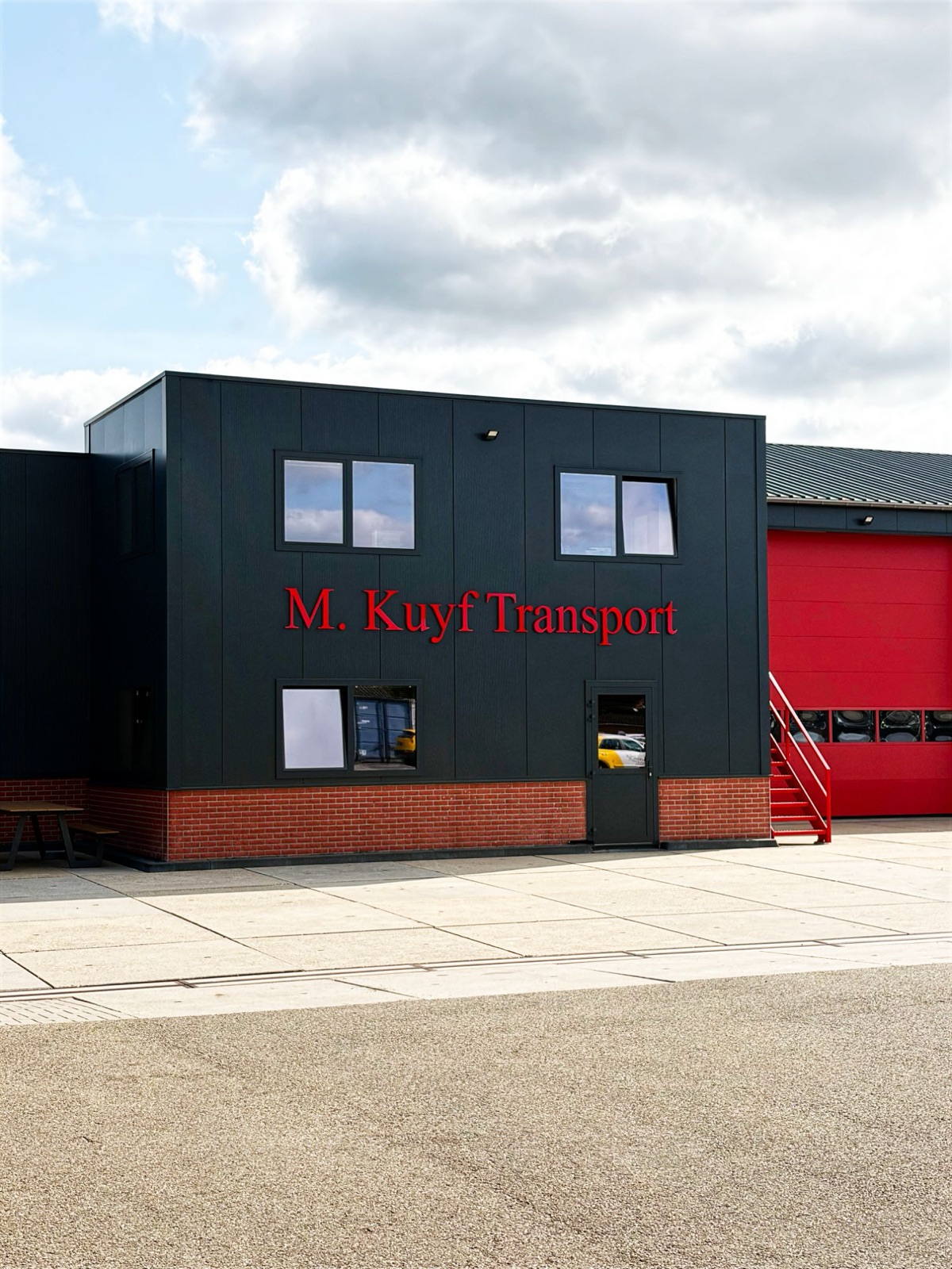 Het pand van M. Kuyf Transport, gefotografeerd door WIJZR