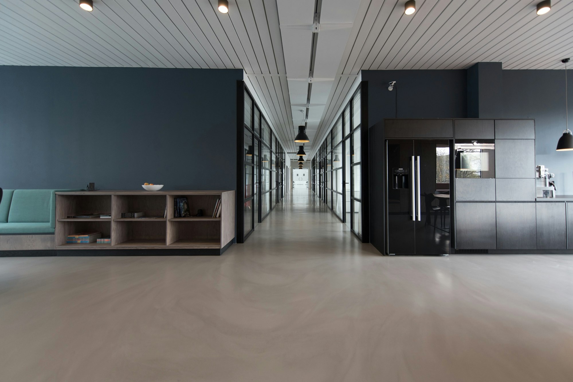 Rustig, donker studio-interieur met een lange zichtlijn